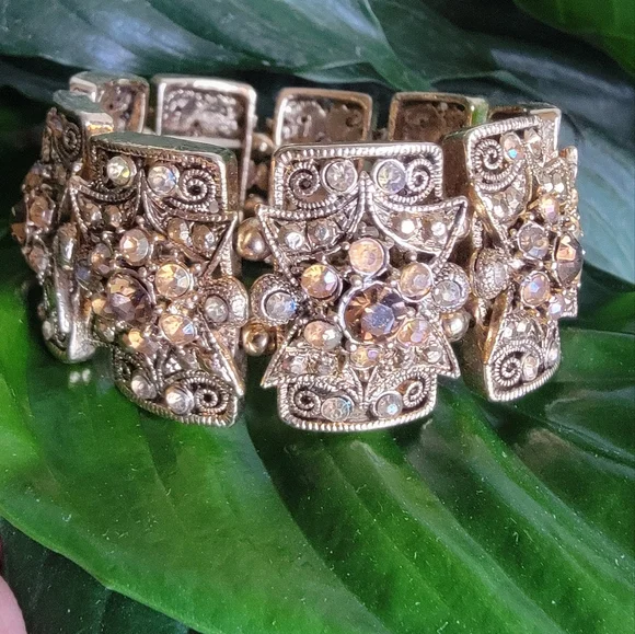 Elegant Gold Tone Stretch Bracelet with Crystal Accents - Picture 6 of 8